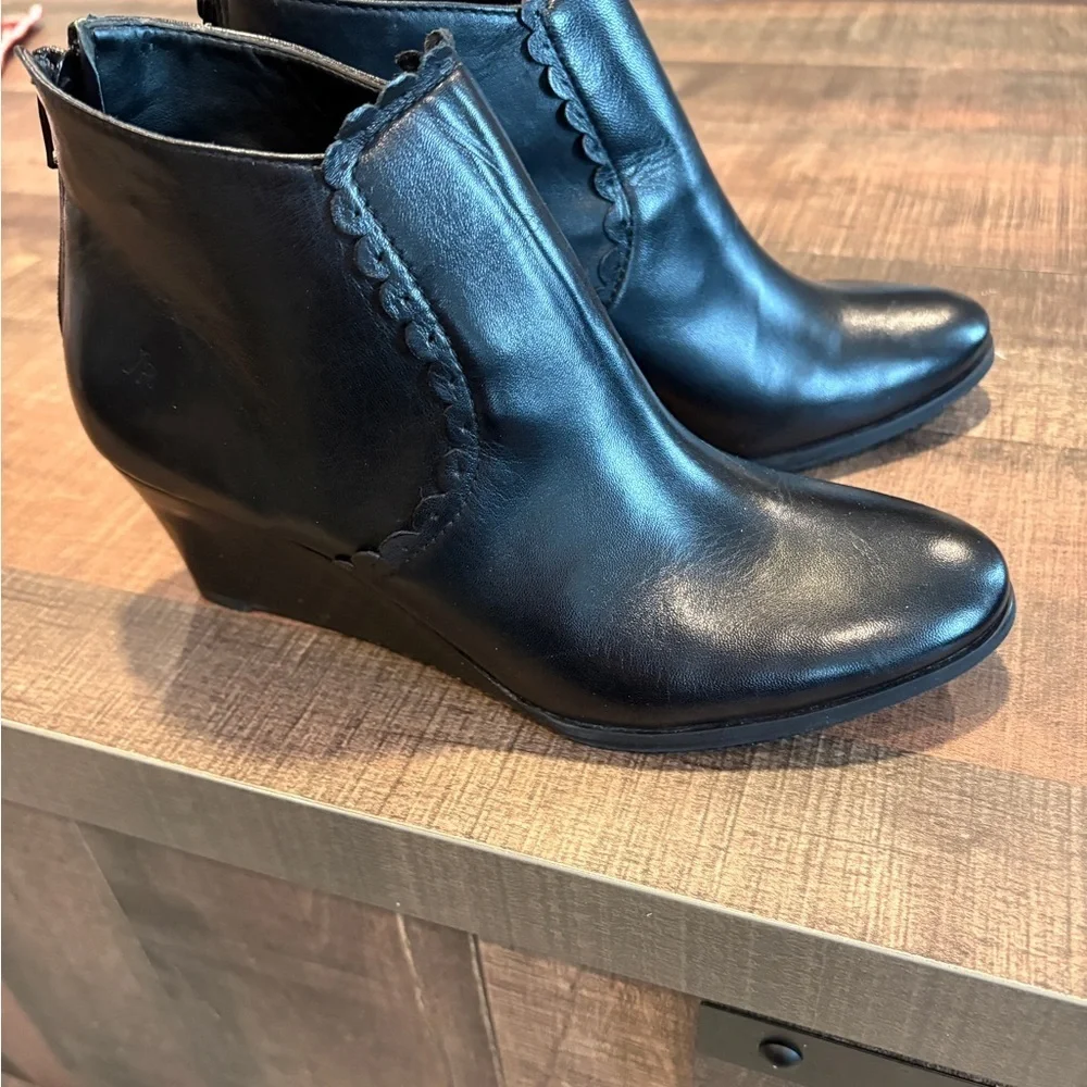 Jack Rogers Black Like New Wedged Bootie Size 7